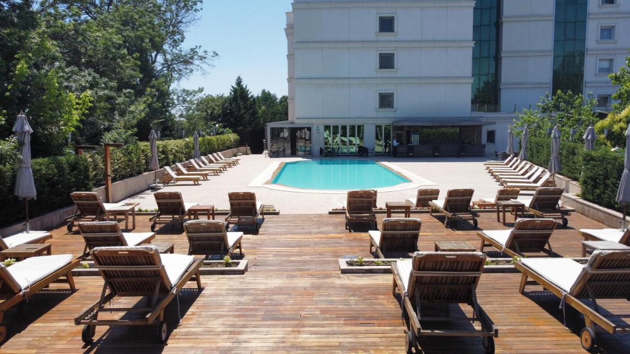 Cevahir Hotel Istanbul Asia Экстерьер фото The pool at the hotel