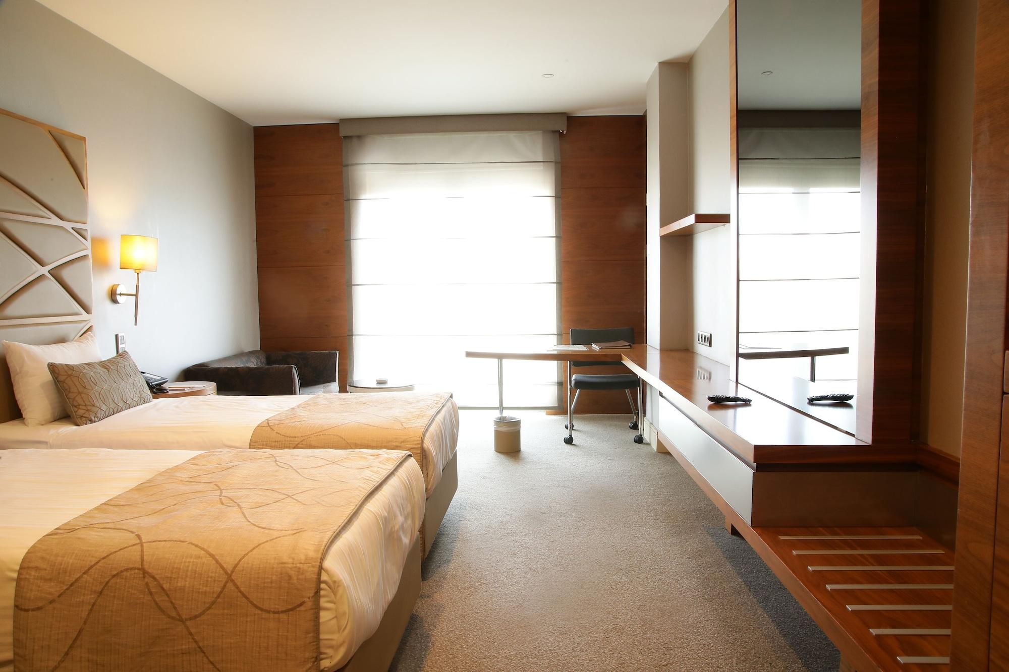 Cevahir Hotel Istanbul Asia Экстерьер фото A room at the hotel