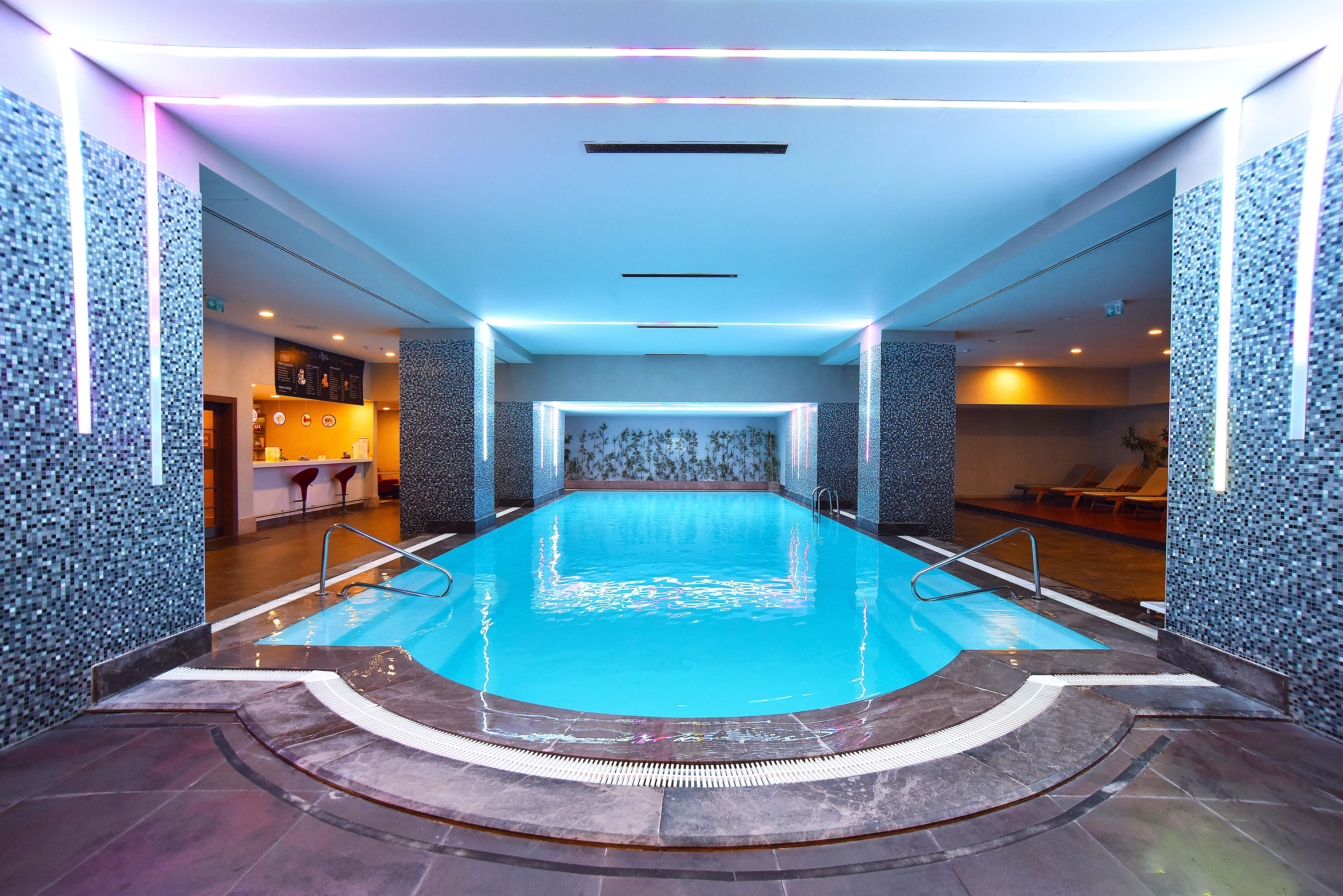Cevahir Hotel Istanbul Asia Экстерьер фото The swimming pool at the hotel